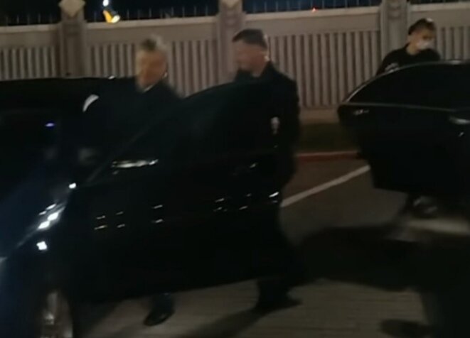 

Вместе с экс-президентом Украины Петром Порошенко прилетели трое его детей: Михаил, Евгения и Александра. Все они были в масках.