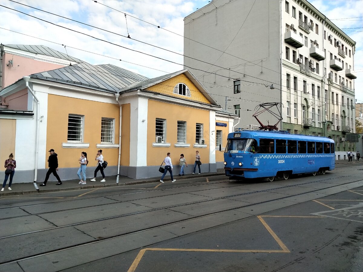 Домик неопределенного возраста и 3-х этажный дом в стиле Модерн, надстроенный ещё тремя этажами после революции. Замосковречье!