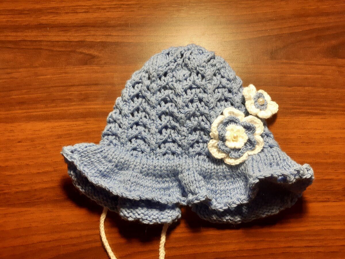 Чепчик для девочки с ажурным узором и цветочками 