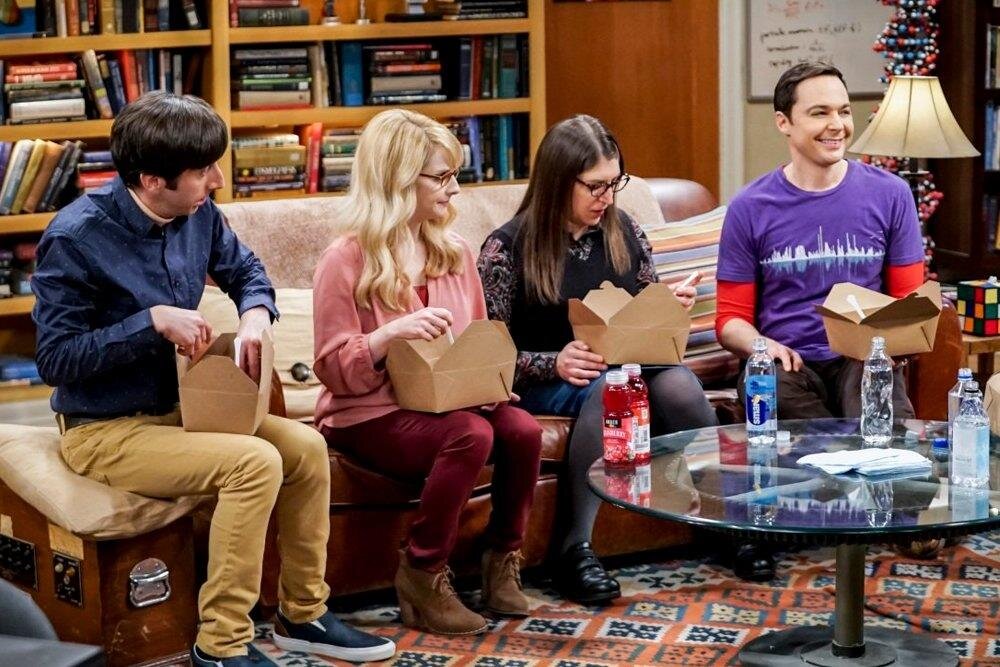 Любимое занятие веселой компании - совместные ужины и настольные игры. (c) "Chuck Lorre Productions", (c) "Warner. Bros. Television"