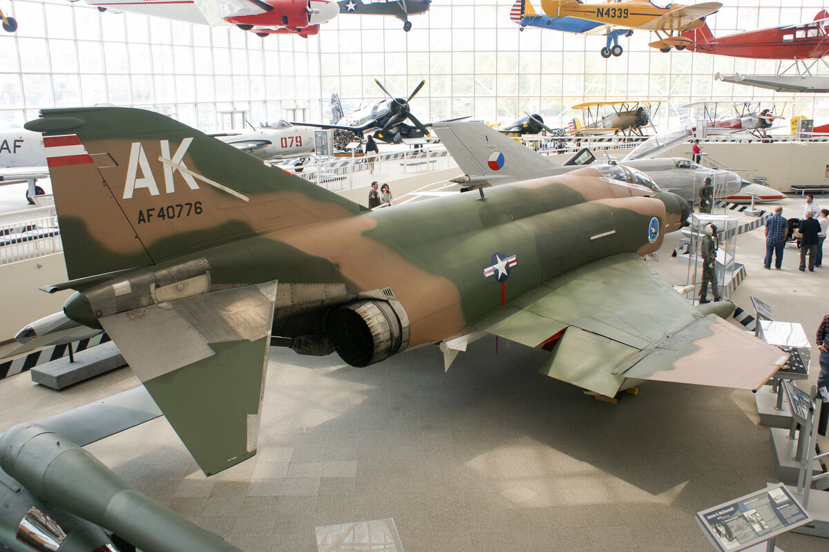 F 4 меньше f 2. F-4d/e Phantom II. Фантом f4c. F-4 Phantom Autocannon. Фантом ф4 бомбит танки.