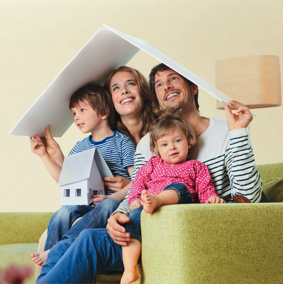 Семья на фоне квартиры. Больше и больше молодых семей. Ребенок в семье. Счастливая семья. Молодая семья.