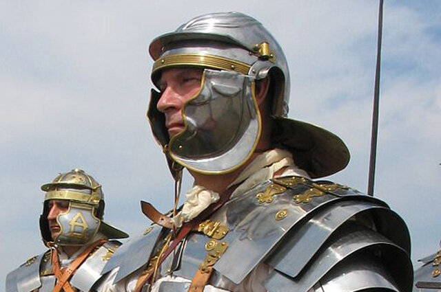 Римские легионеры с завязанным на шее платком.