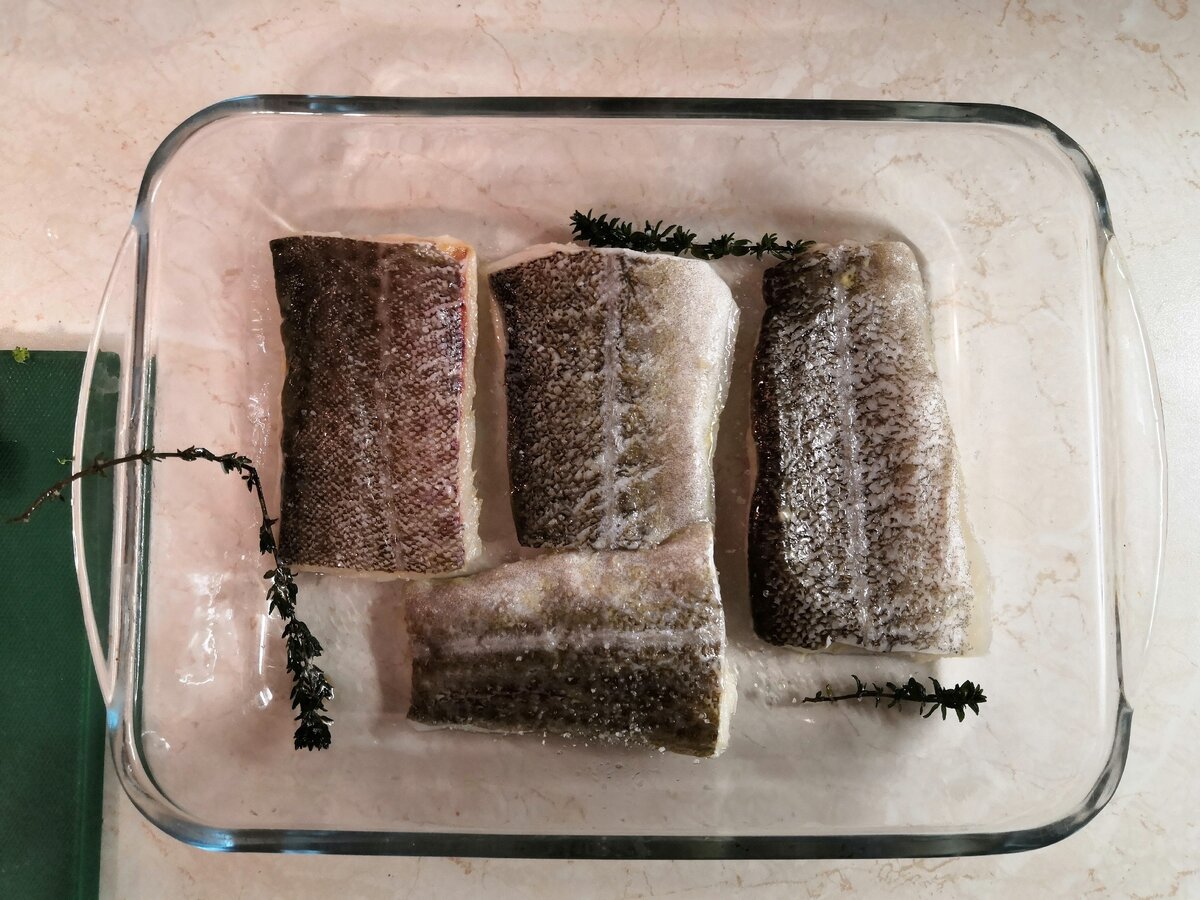 Обработаную треску выкладываем в форму или на противень, солим, обмазываем оливковым маслом, добавляем темьян.