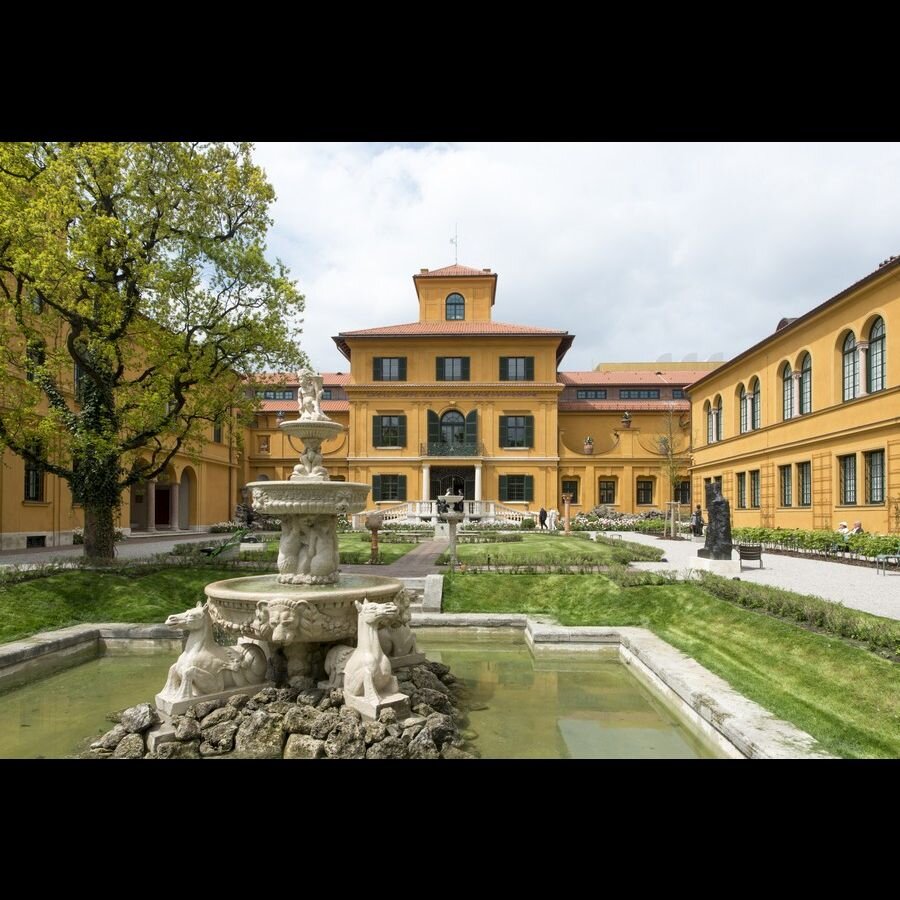 Одним из самых любимых моих архитекторов является Норман Фостер. В 2009 году была начата реконструкция Городской галереи в доме Ленбаха в Мюнхене по проекту архитектурного бюро Нормана Фостера. 