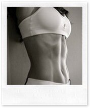 Насколько роды портят фигуру? Ровно настолько, насколько позволяем мы сами.
 – Похорошела, расцвела наша красавица! – дружным хором поют мамы и бабушки, любуясь на округлившуюся после родов фигурку.
 – Да ты просто мадонна Рафаэля – восхищение мужа женственностью форм  вскоре сменяется задумчивостью: он знал, что материнство преображает  женщину. Но девичий силуэт его жены преобразился чересчур радикально…
 – А что ты хотела? У всех фигура после родов портится – разбивает  последний кораблик надежды «мудрая» приятельница. Судьба у нас, женщин,  такая – вздыхая, искоса поглядывает в зеркало на себя, изрядно  раздавшуюся и отяжелевшую под бременем домашних хлопот.