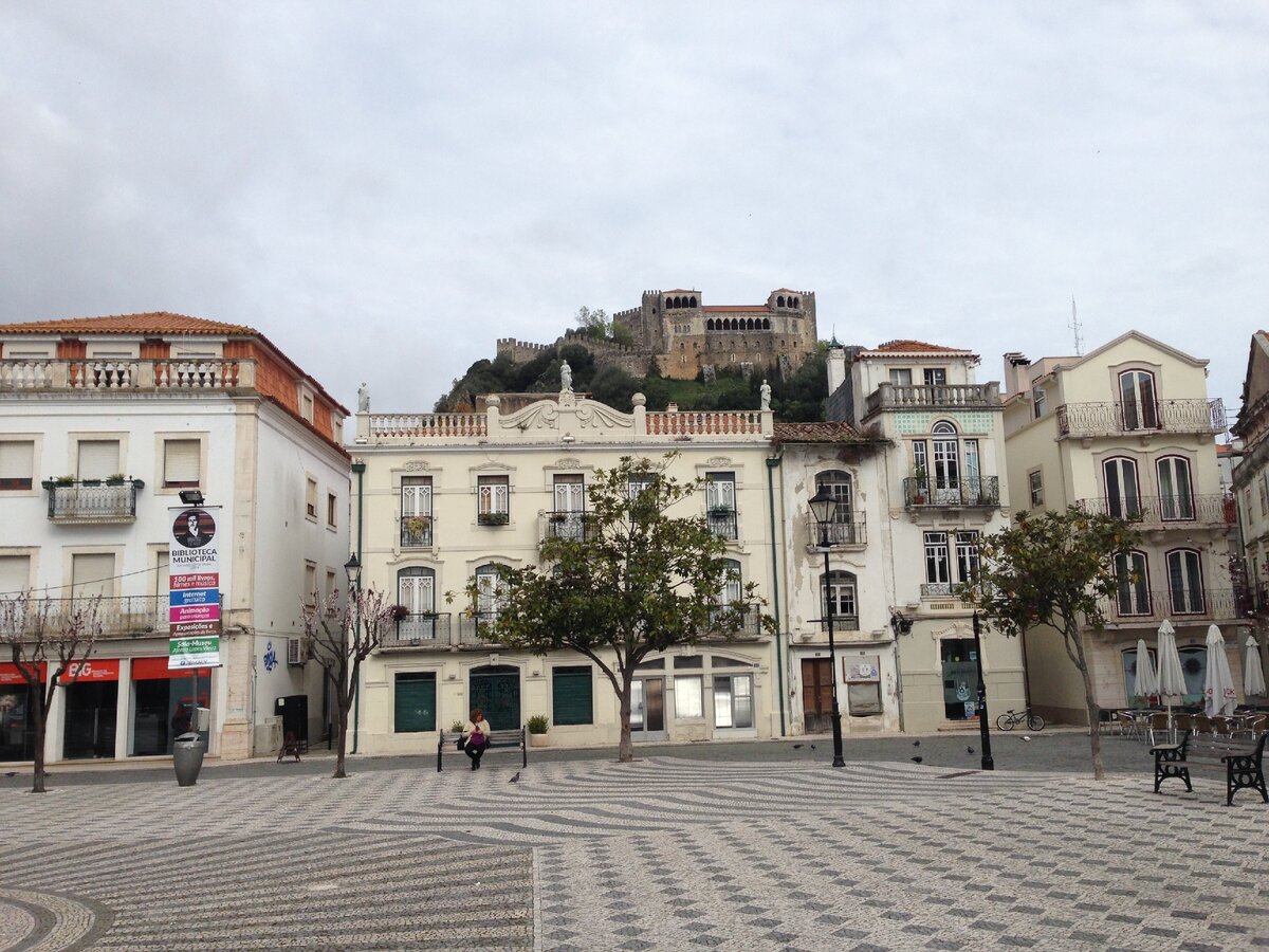 Площадь Франсиско-Родригеса Лобо  на замок (castello de Leiria)