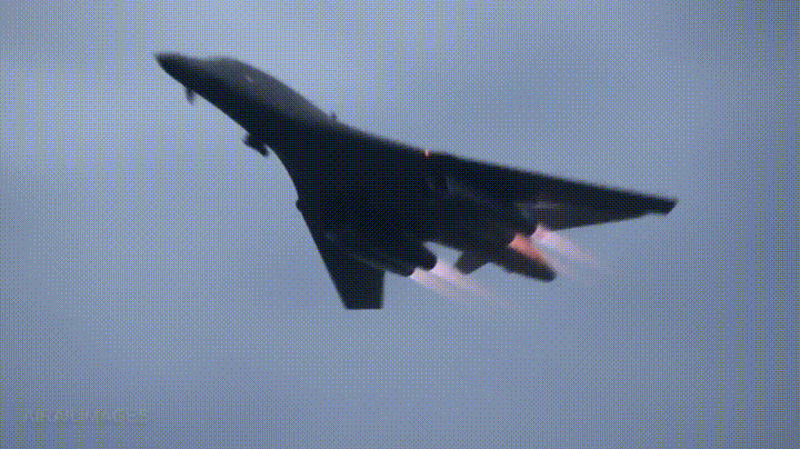 Источник: AIRALIMAGES. Эффектные кадры полёта Лансера. Машина, между прочим, крайне воюющая. 