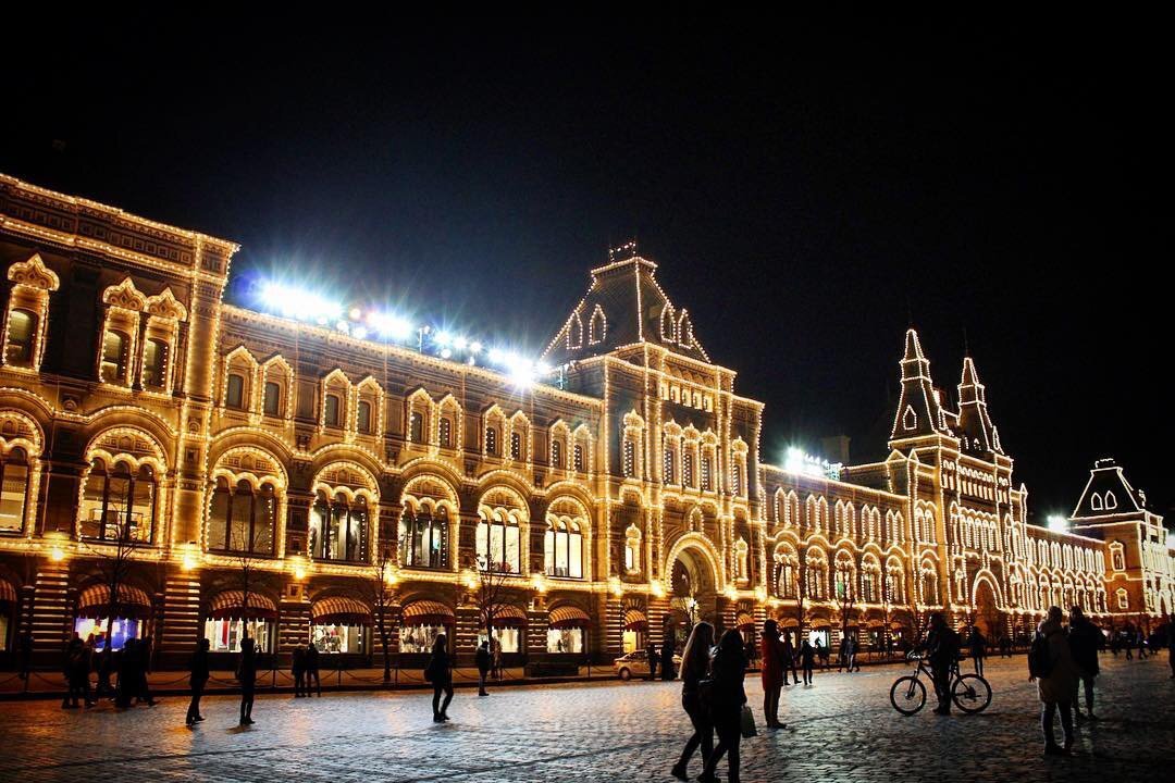 Гум москва. Москва улица ГУМ ночная иллюминация. ГУМ Москва снаружи. ГУМ подсветка. ГУМ Москва снаружи зимой.