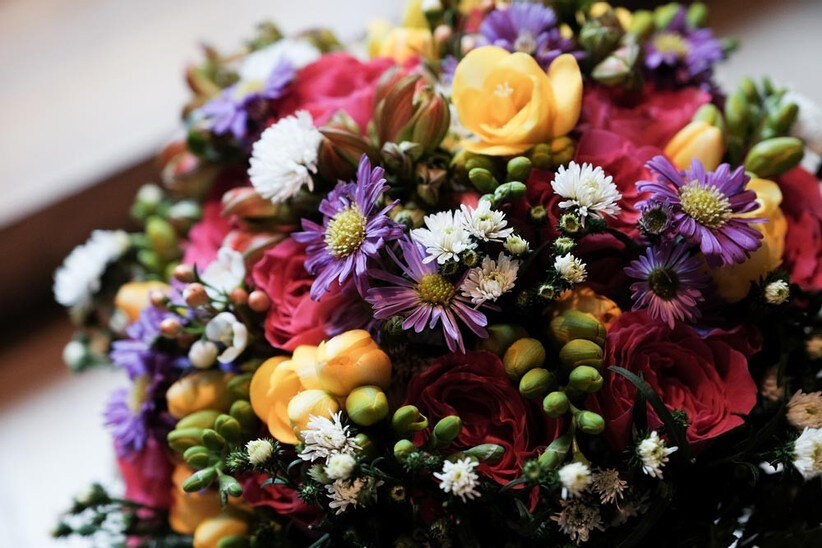 Яркий букет на весеннюю свадьбу