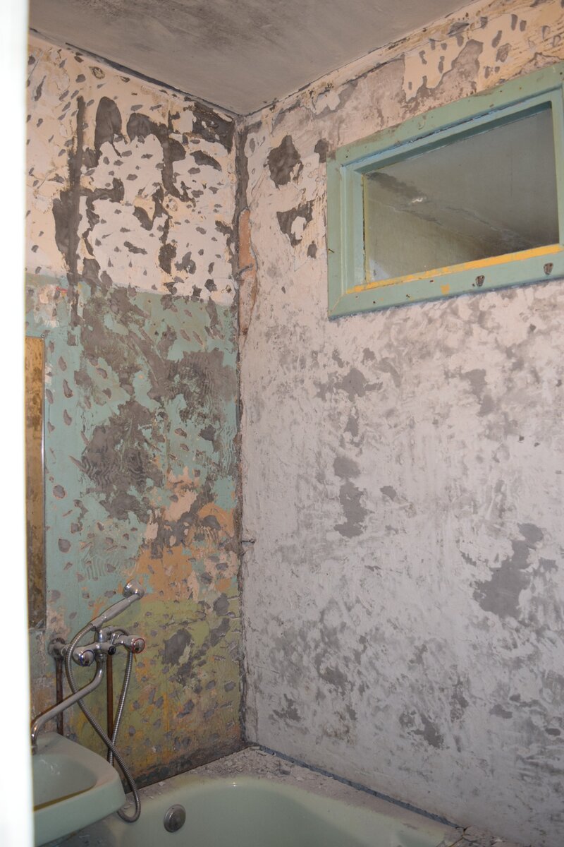 Сбили старую плитку в ванной комнате.