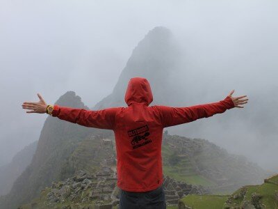 Все наши внутренние ограничения - это собственные ЗАПРЕТЫ в нашем Уме. Они попали туда в нашем детстве. Когда ребёнком мы зависели от наших старших. 
Адаптируясь, ребёнок ограничивает себя, свои детские желания, становясь послушным родительской воле. 
И эти ограничения работают ВСЮ ЖИЗНЬ! До встречи с умелым психологом...