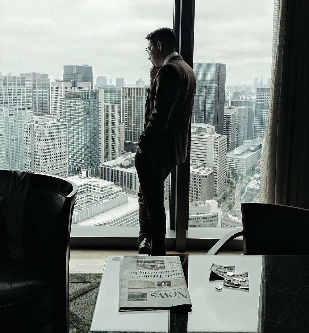 Мужчина разговаривает по телефону