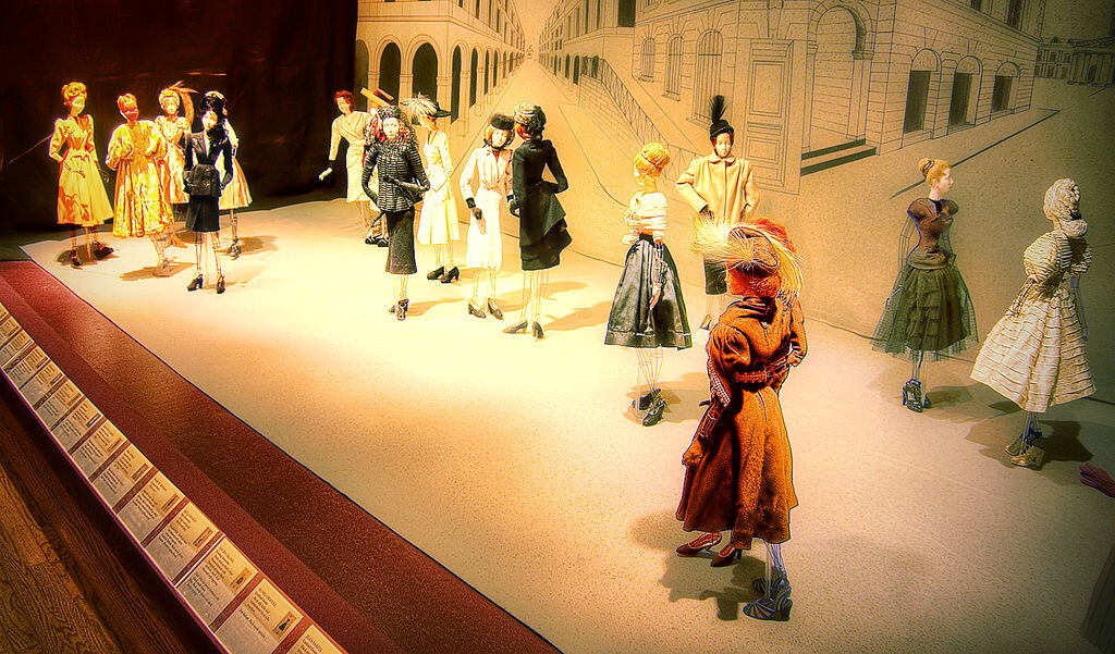 "Théâtre de la Mode" exhibit of doll-like mannequins wearing 1946