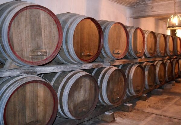 Вино в бочках. https://owine-az.ru/wp-content/uploads/2020/05/vinnye-bochki-e1590759805689.jpg