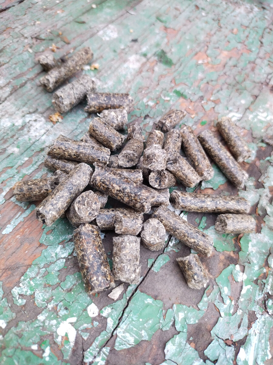 Гранулированный жмых для рыбалки.