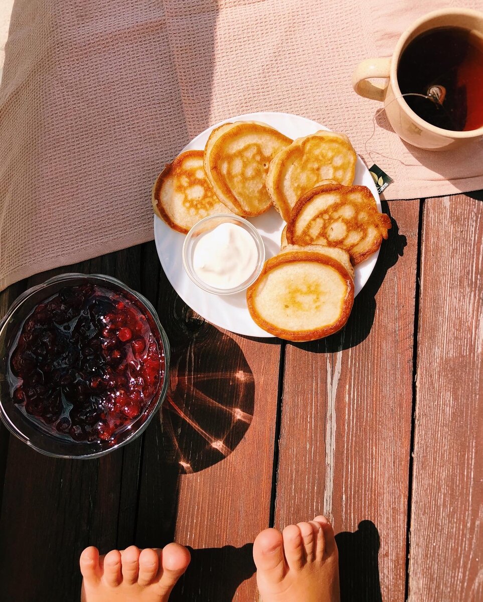 Малышня уплетает за обе щеки