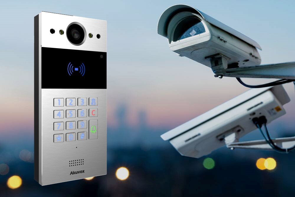 Камера видеодомофона находится прямо перед лицом.