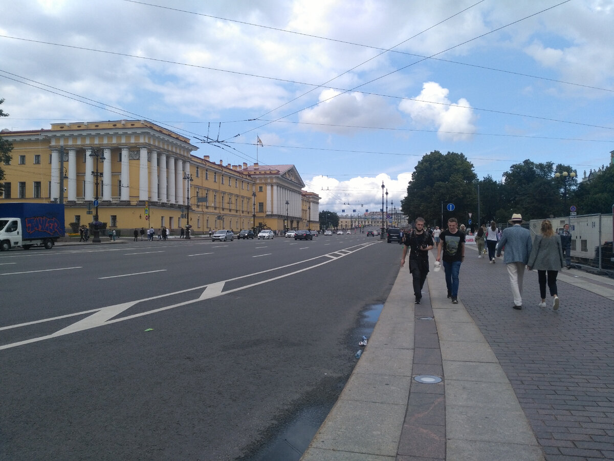 На мосту через Неву. Фото В. Мухина