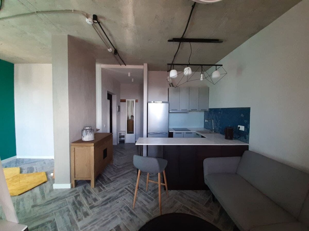 Кухня-гостиная тоже хорошо подходит для трансформации обеденной зоны в рабочее место