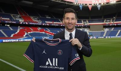 Лионель Месси, который переходит в ПСЖ, согласился на частичную компенсацию в криптотокенах этого клуба. Новость любопытная, поскольку звезда первой величины соглашается получить бонусы криптовалютой. Вряд ли доля криптозарплаты будет велика, поскольку вся капитализация токена - $52 млн, а Месси заработает за два года $120 млн. Но все-таки не отказался ведь - значит, верит в токены. 
Сразу возникает вопрос: как же звезда сможет использовать свое сокровище? Поменяет на биткоины и приобретет кофе в Starbucks, которое за крипту так и не продается, электромобиль Tesla, который тоже не продается, или билет в кинотеатр сети AMC - в следующем году, когда обещают. Или будет с этим токеном добросовестно голосовать за лучшую символику в раздевалке клуба?

Тут все не так просто, поскольку токены ПСЖ - это не совсем то же, что обычные токены. У инновационного стартапа, который обеспечивает свои токены будущими услугами, есть проблема: отсутствие спроса на эти услуги. Ведь никто толком даже не понимает, в чем эти услуги будут заключаться. У футбольного клуба, выпускающего токены, такой проблемы нет. Токен дает болельщику возможность влиять на какие-нибудь решения клуба, сидеть на хорошем месте на стадионе или покупать крутые вещи с символикой клуба. Пользователями токенов, которые выпускают клубы, движут не только рациональные мотивы обогащения, но и симпатия к клубу и желание его поддержать. Они инвестируют не только головой, но и сердцем. Приверженцами клуба люди остаются всю жизнь, и в течение всей жизни болельщики могут хранить токены, вне зависимости от их стоимости. Поэтому Месси выигрывает больше, чем просто несколько каких-нибудь коинов.