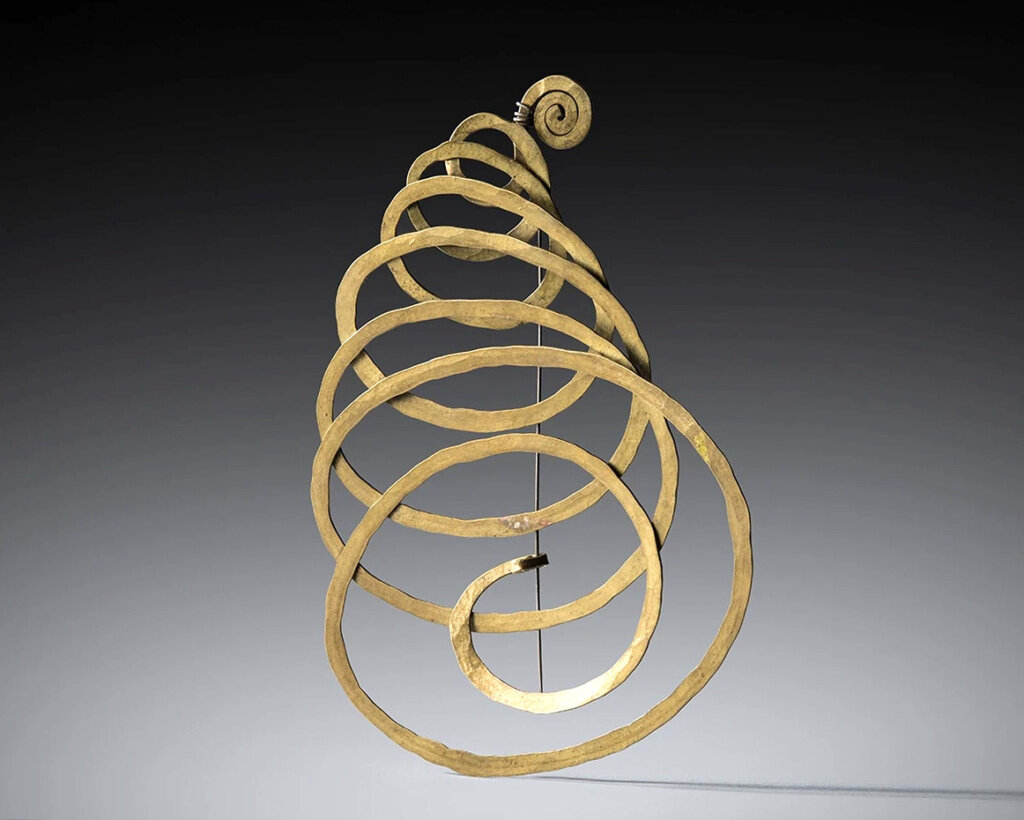 Александр Колдер (1898-1976). Брошь из латуни. 1940. Фото: © Alexander Calder/Louisa Guinness Gallery