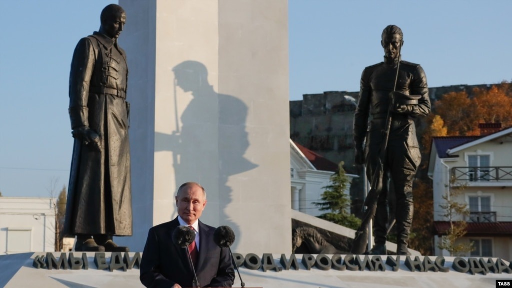 Путин у нового памятника в Севастополе, 4 ноября 2021 года. Фото ТАСС