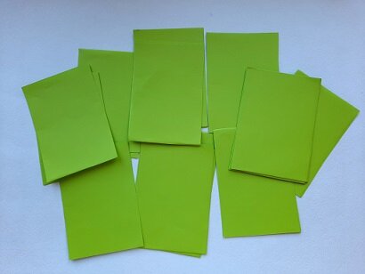 1. Разрежьте бумагу так, чтобы получилось 16 равных частей из каждого листа, последовательно складывая лист A4 напополам