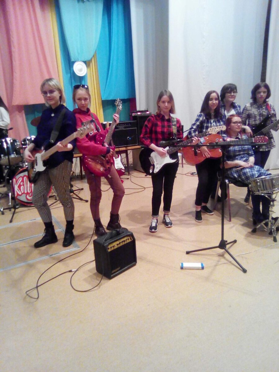 Начинающие гитаристы после концерта