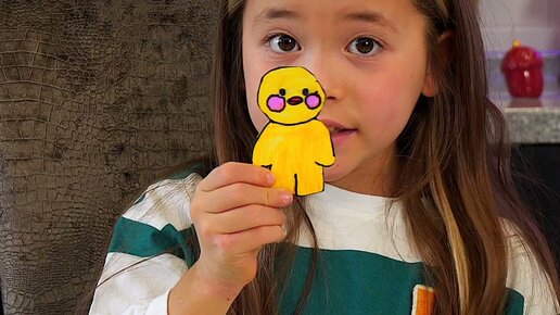 Анютка малютка рисует