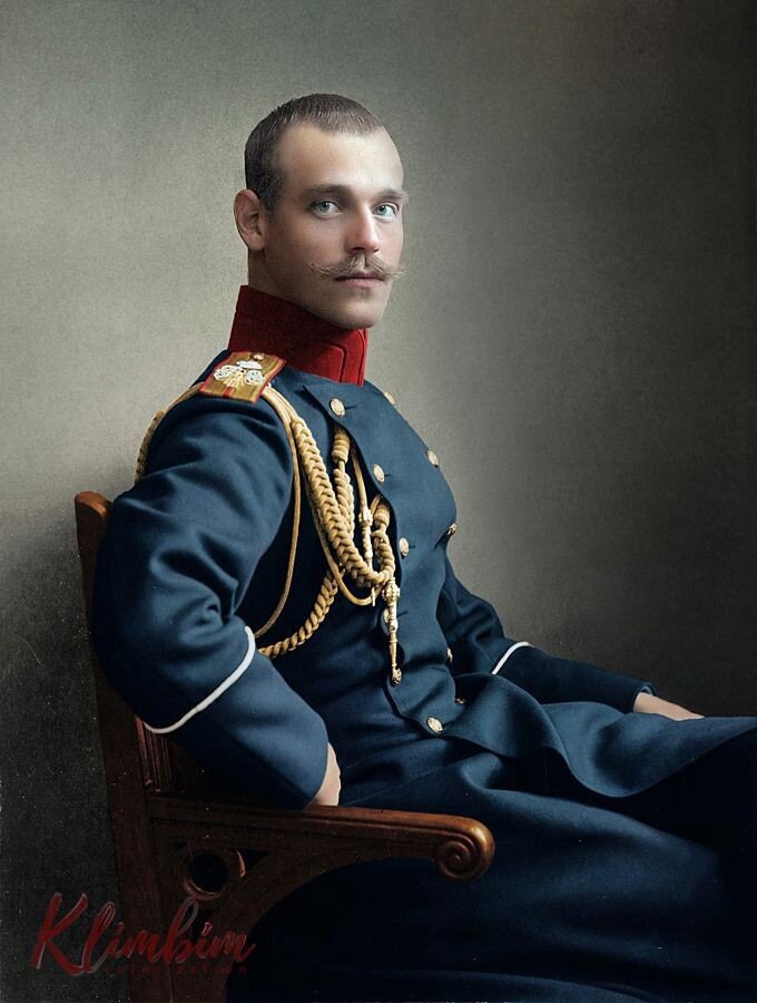 Великий князь Михаил был младшим из сыновей императора Александра III и Марии Федоровны.