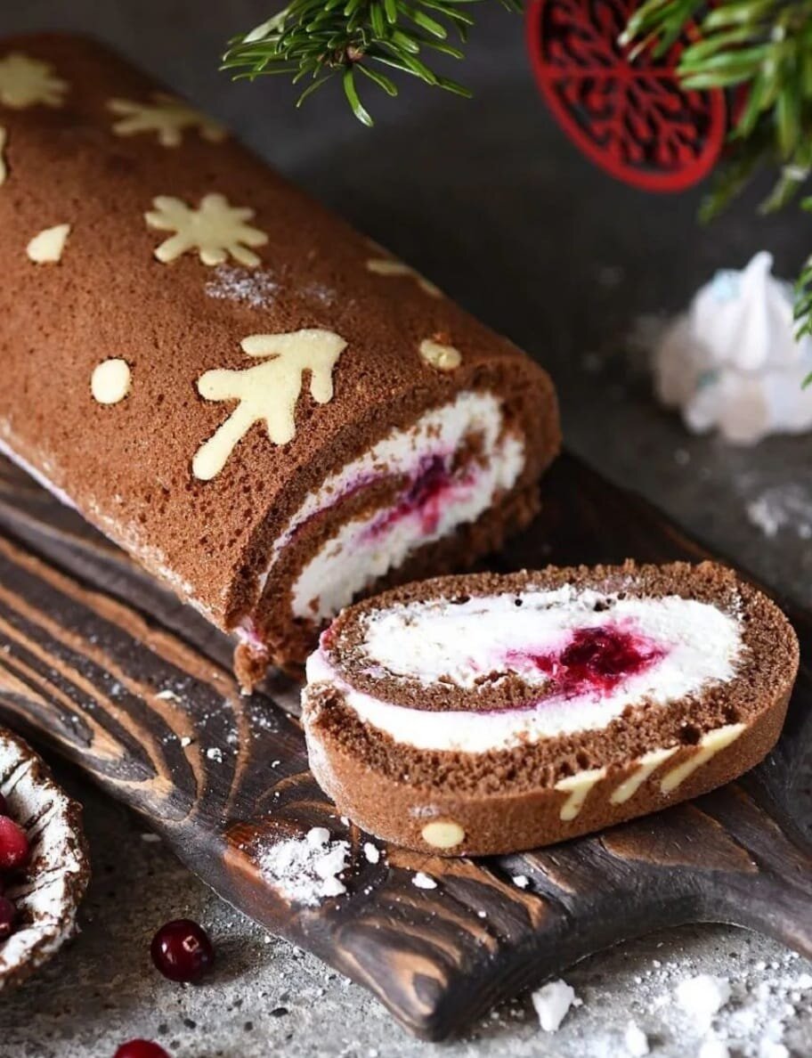 клюквенный рулет, шоколадный рулет с клюквой