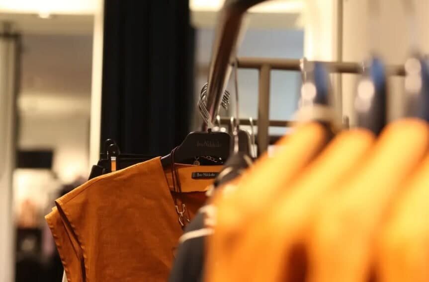 Сейчас в 2022 году каждый стремится выглядеть привлекательно и презентабельно. Мы стали следить за своим гардеробом и пополнять его брендовыми вещами. Но задается вопрос,а что делать,если нет денег на кроссовки или кофточку? Правильно,искать более дешевый аналог.