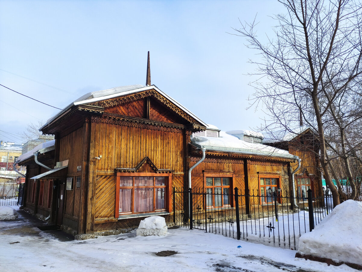 Дом Губкиных - самое старое здание в городе. 50-е годы XIX века
