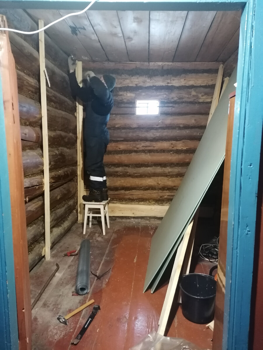 так выглядел наш чулан "до", но это не полное "до", вместе с барахлом я его не сфоткала, некогда было. 