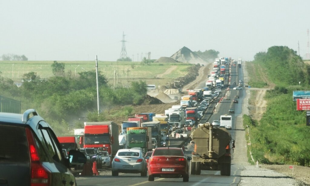 Пробка под Шахтами. Фото автора.