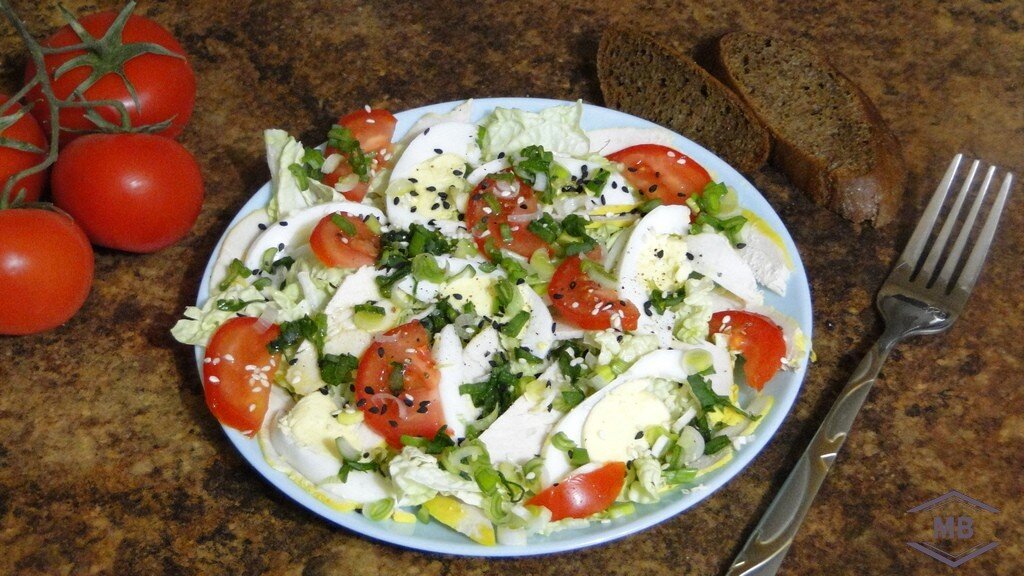 Салат, где ингредиенты подобраны с пользой для организма. Яркий салат из пекинской капусты с куриной грудкой и томатами станет отличным завершением любого приёма пищи.
