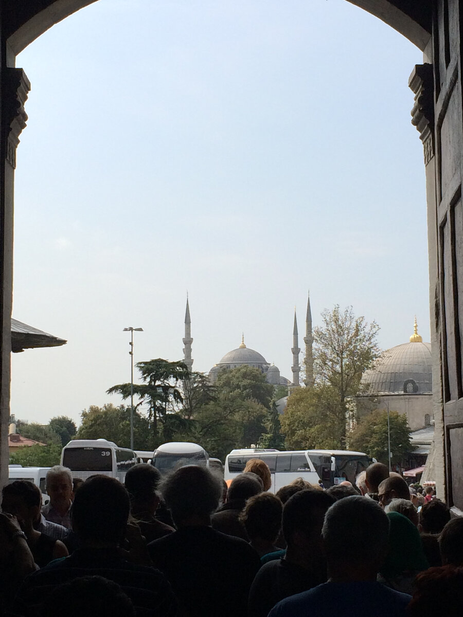 Продолжая историю с прогулкой впервые попавшего в Стамбул туриста😉 В прошлый раз мы начали с вами свое путешествие с дворца Топкапы, который был домом Османских правителей многие века.