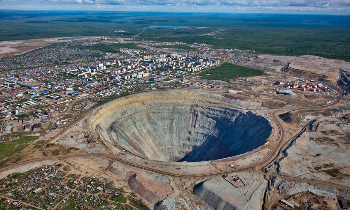 Шахта мир. Поселок Мирный кимберлитовая трубка. Алмазный рудник мир в Якутии. Мирный Якутия кимберлитовая трубка. Кимберлитовая трубка в Якутии.