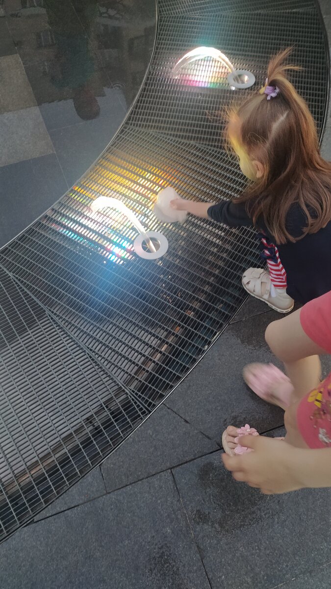 Свето-музыкальный фонтан рядом с площадкой 