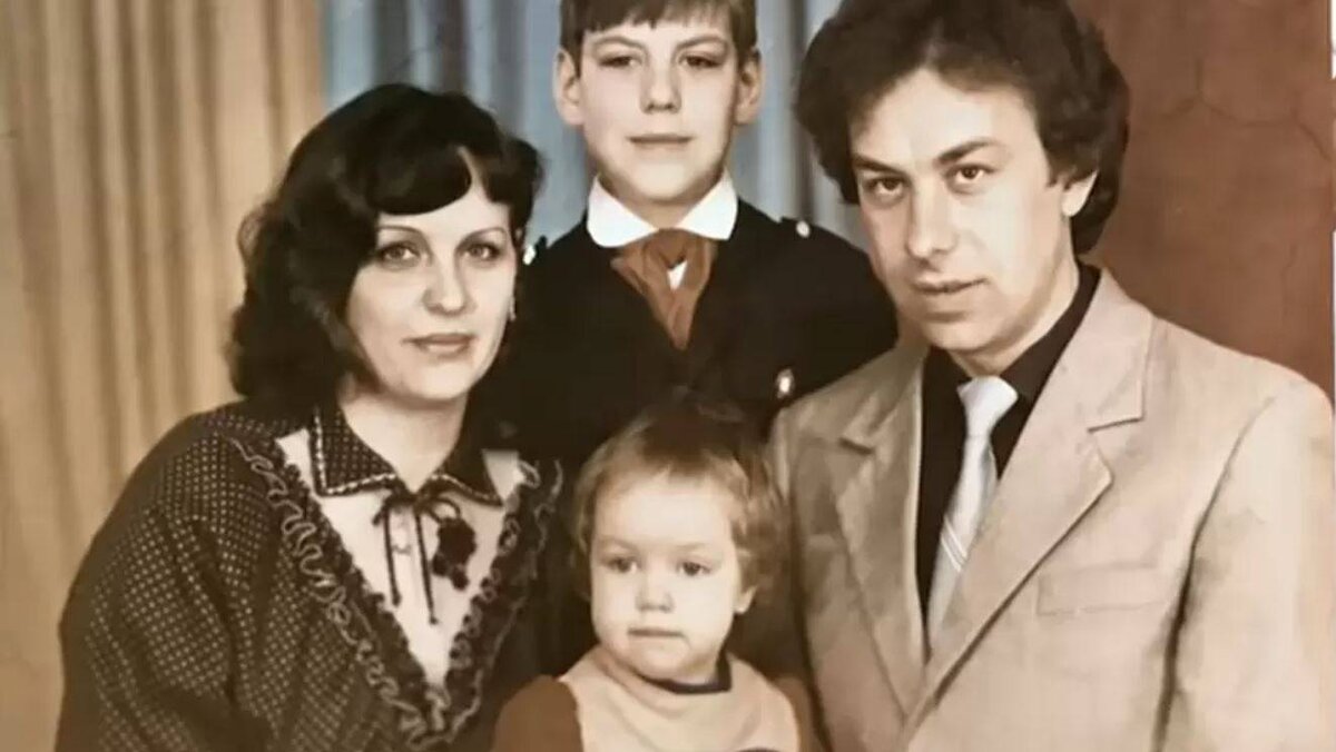 Дмитрий Дюжев с родителями и сестрой