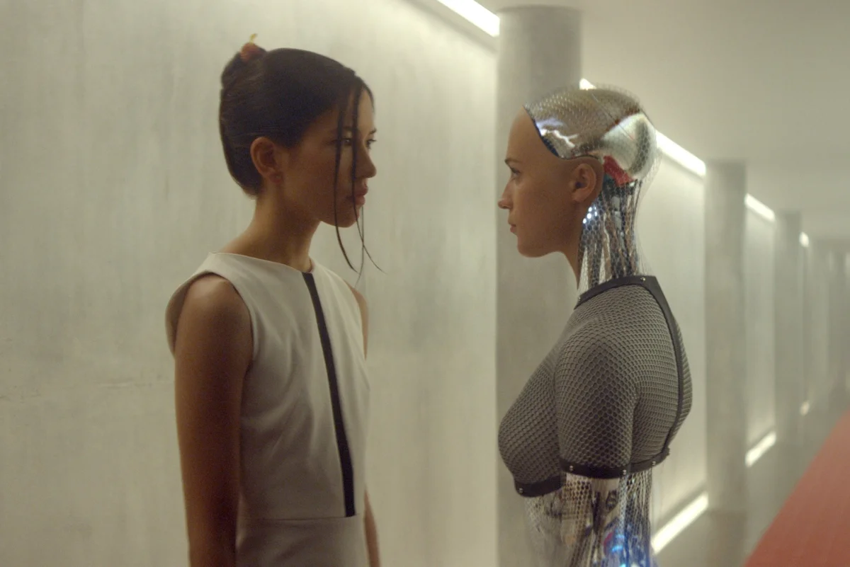 Экс махина. Алисия викандер из машины. Из машины фильм 2015 актёры. Алисия викандер робот. Девушка робот.