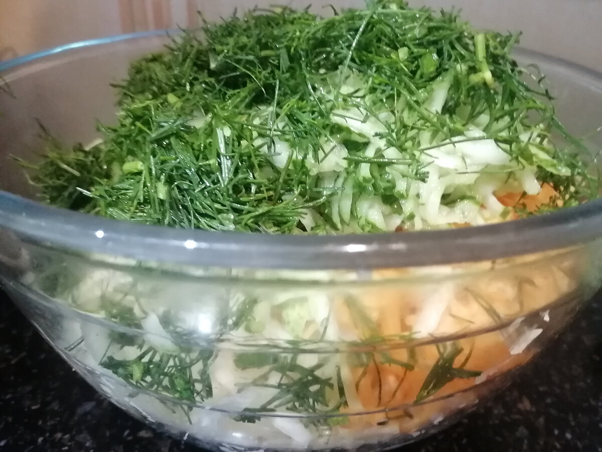 Постный салат с огурцом и кольраби - Лайфхакер