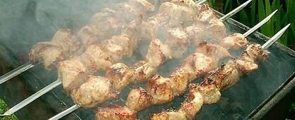 Шашлык от старого и мудрого жителя Кавказа От одного старого и мудрого жителя Кавказа, хотя он сказал, что лучший шашлык из молодого барашка, но в крайнем случае можно и молодую свинину
Что нужно взять: 2–3 кг корейки из свинины, 3–4 средних головки лука, сушеный базилик, красный перец, соль и больше никаких приправ, иначе перебьется вкус мяса!
Как приготовить: Мясо помыть и разрезать на средние куски,каждый кусок посолить, поперчить и посыпать базиликом со всех сторон. Лук почистить, мелко порезать и насыпав в емкость где уже лежит мясо — руками вдавливать лук, тем самым пропитывая мясо луковым соком и размягчая его. Накрыть крышкой и подождать 40–60 мин.
Способ приготовления углей: Берутся березовые дрова, складываются как сруб у дома, высотой до 60–70 см и поджигаются. Как эта конструкция полностью рассыпается — берутся шампуры желательно длинные до 70–80 см. и классическим способом жарят шашлык 10–15 мин до готовности. Для пикантности можно отдельно зажарить шампур из помидор.
И на столе конечно-же должно быть много зелени и лаваш.