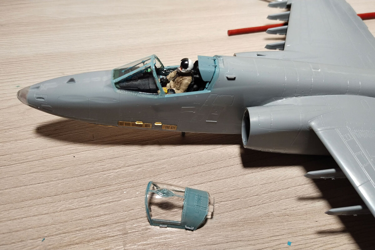  Ничто не предвещало проблемы. Кстати, бронекозырёк лётчика, если планируется фонарь закрытым можно не устанавливать. Его наличие или отсутствие абсолютно незаметно.