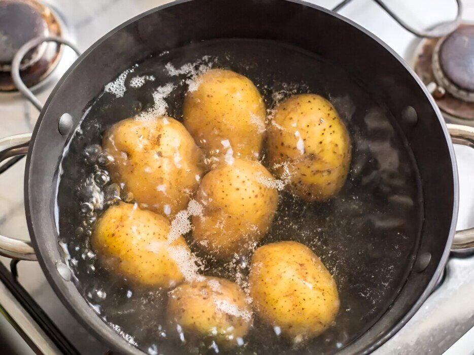 Картошка варится в кипящей воде. Картофель для варки. Как варить картошку. На каком огне варить картошку. Как почистить молодую картошку.