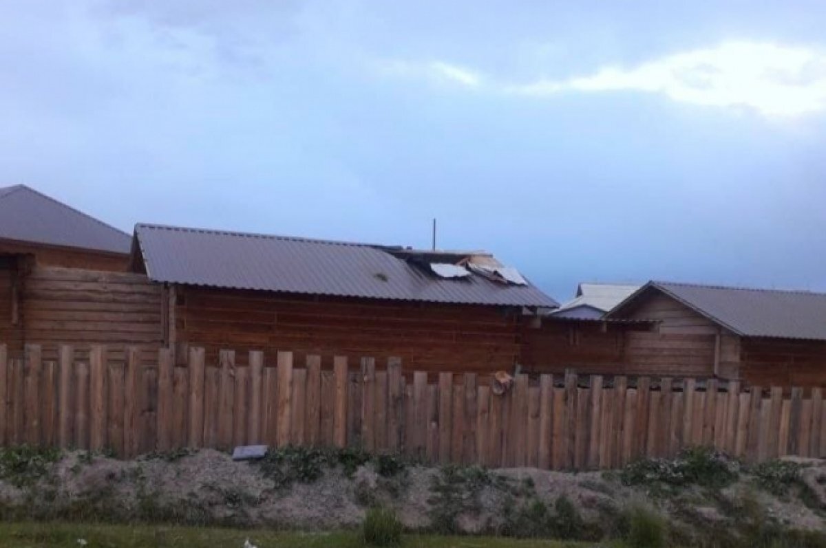    В результате аварии пассажира легковушки выбросило на крышу дома на Алтае