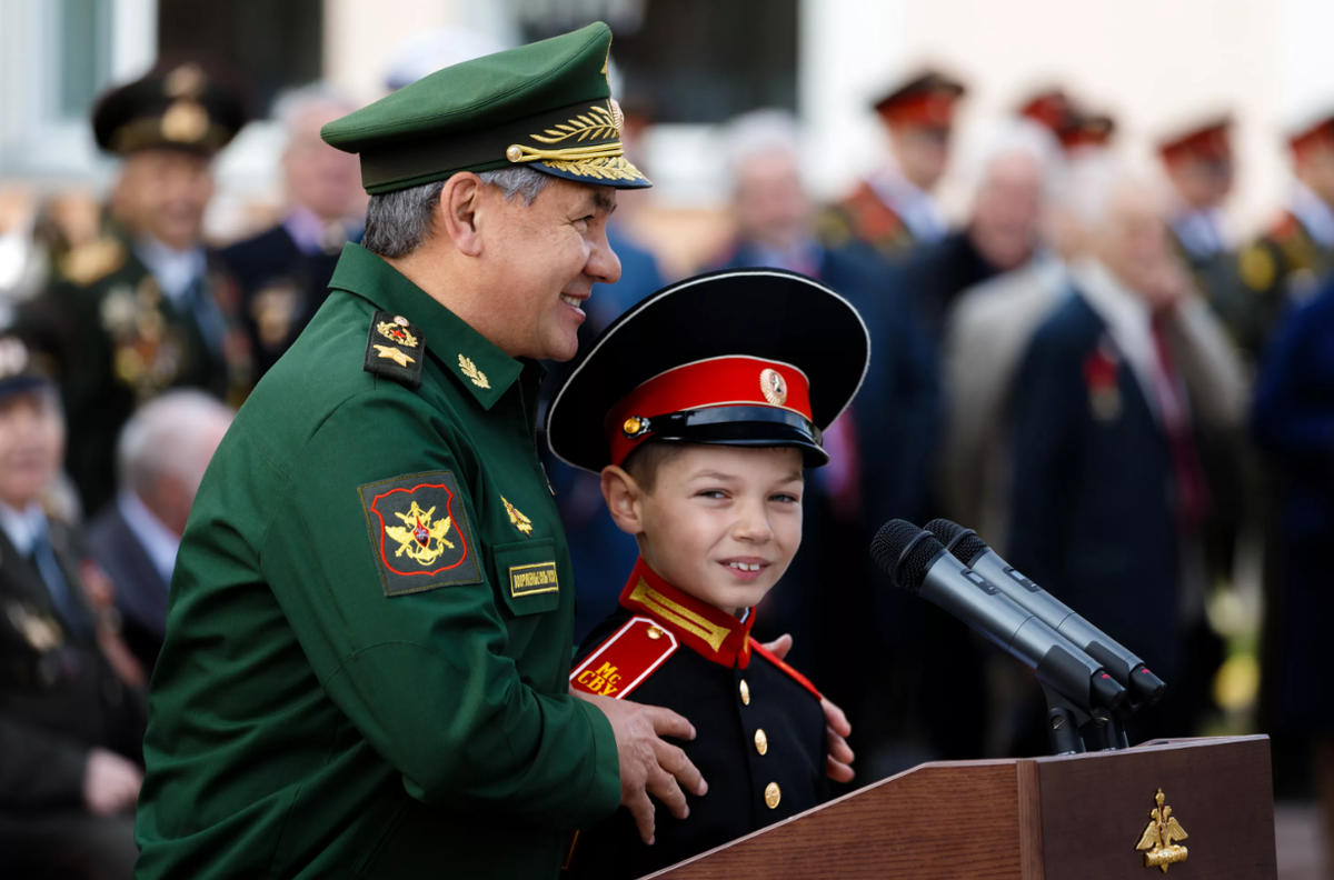 Новая форма шойгу. Шойгу и суворовцы. Шайгуманов министр обороны молодой. Дети Шойгу министра обороны.