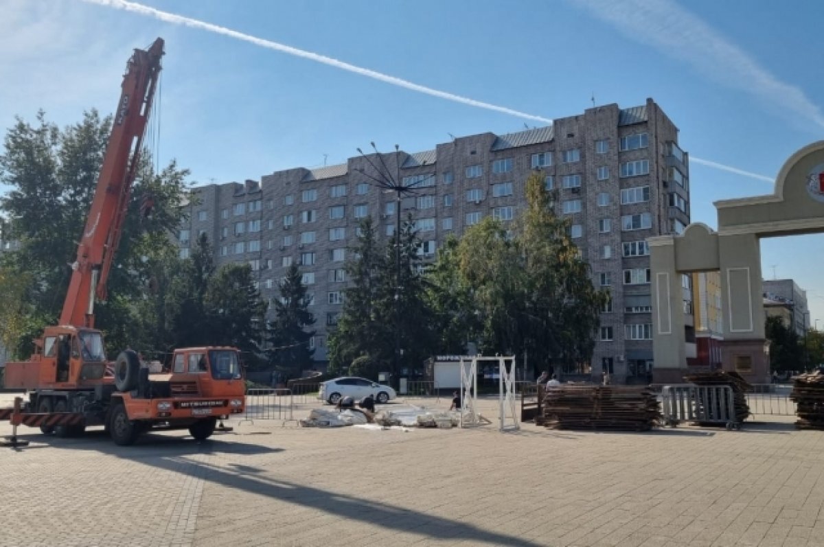    В Красноярске приступили к установке ледового катка на площади Мира