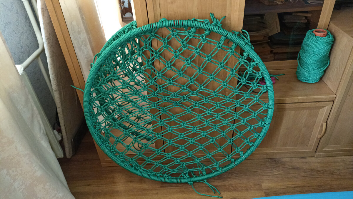 Насмотрелась Ютуба, связала, хотела на дачу к родителям повесить, ну а тут другие планы нарисовались)